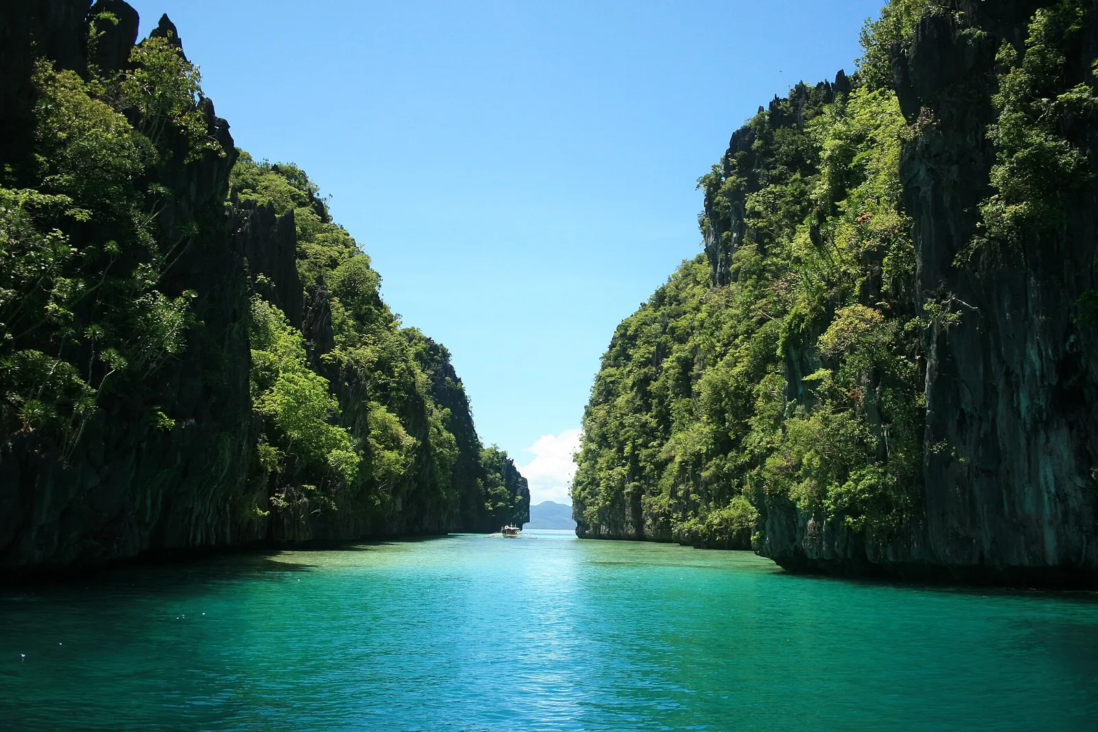 Outrigger boat at the emerald channel entrance of Big Lagoon, El Nido