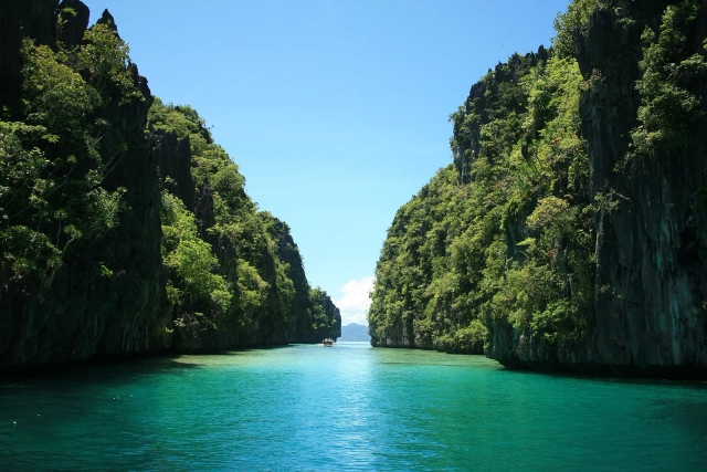 Outrigger boat at the emerald channel entrance of Big Lagoon, El Nido