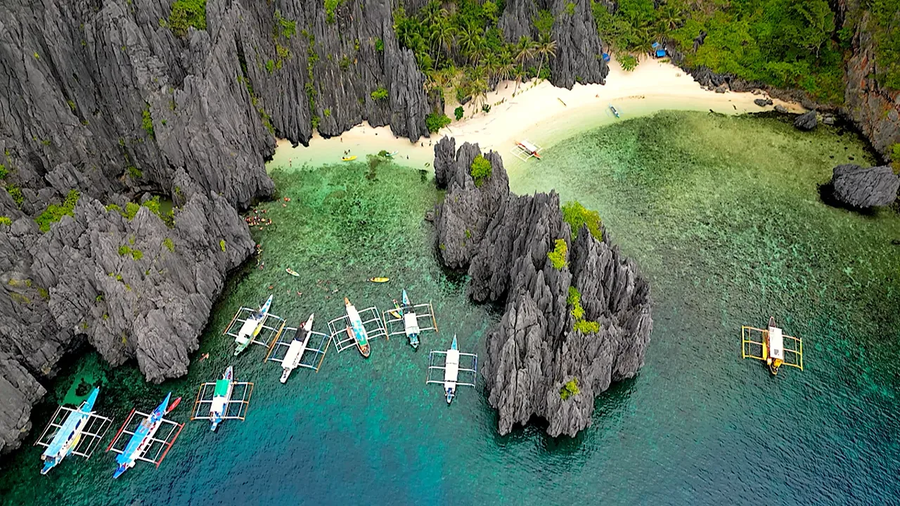 Private Island Hopping Boat Tour D in El Nido - Image 1